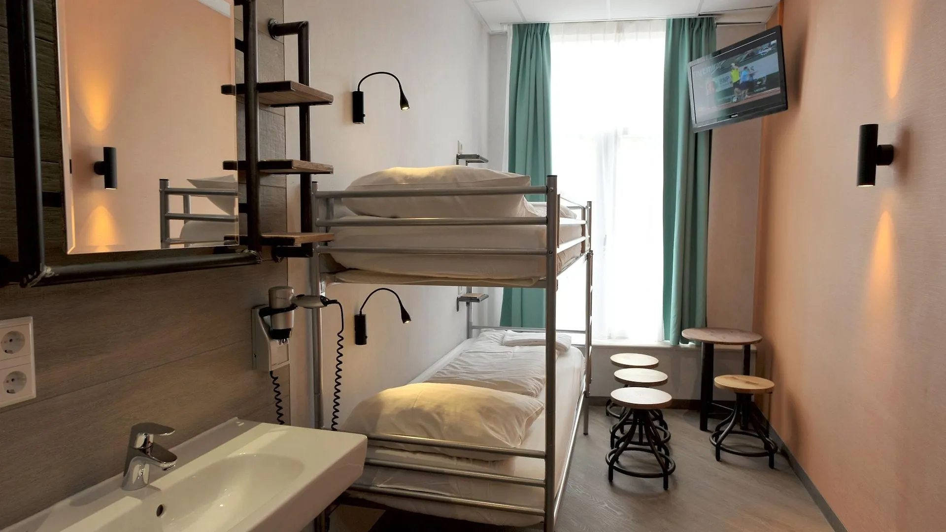 Tourist Inn One Amsterdam 2*,